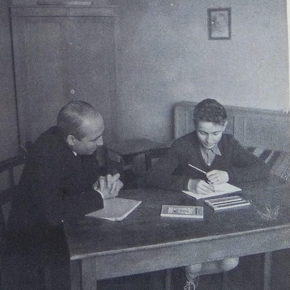 Il s'agit de trois photographies étant dans un livre. À chaque reprise, on retrouve un enfant avec un psychologue. La première représente une psychothérapie individuelle par les marionnettes ; la seconde une psychothérapie individuelle par le modelage ; et la dernière, une psychothérapie individuelle par le dessin.