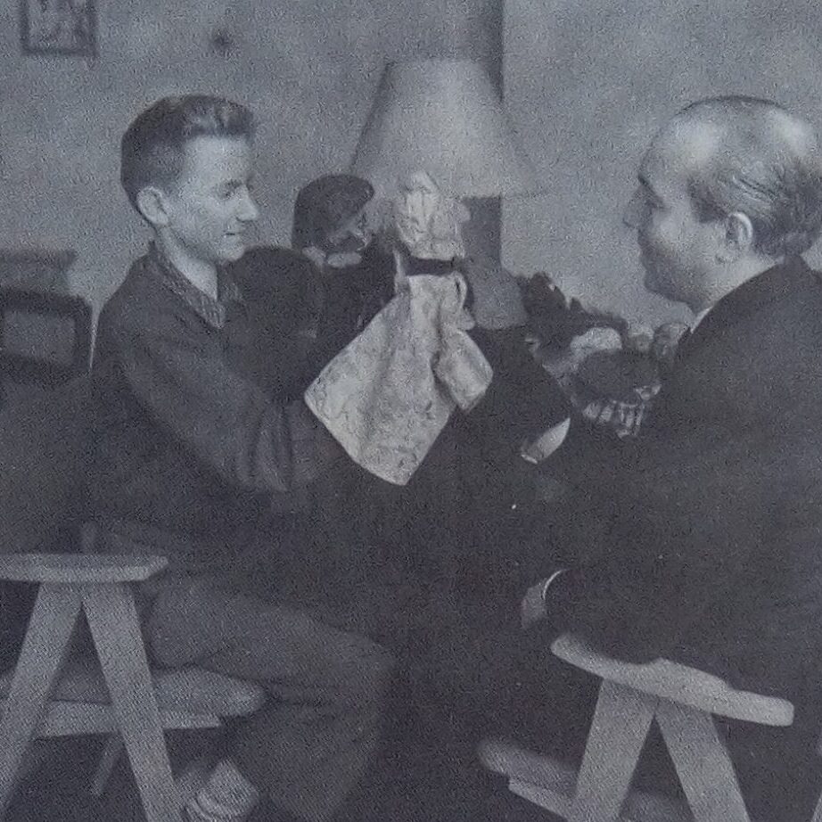 Il s'agit de trois photographies étant dans un livre. À chaque reprise, on retrouve un enfant avec un psychologue. La première représente une psychothérapie individuelle par les marionnettes ; la seconde une psychothérapie individuelle par le modelage ; et la dernière, une psychothérapie individuelle par le dessin.