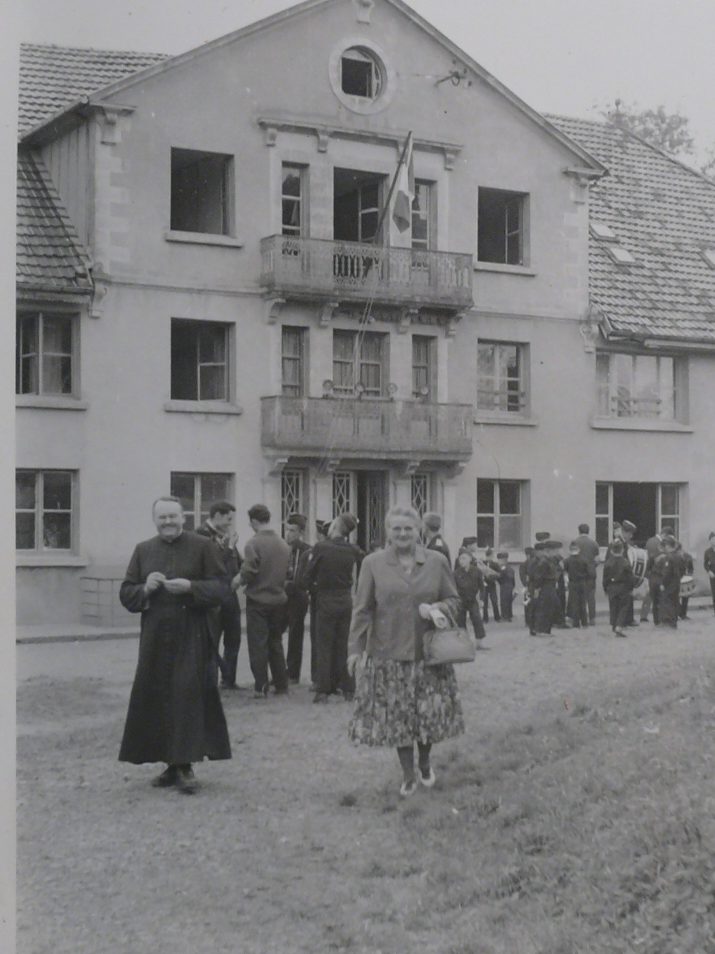 Il s'agit d'une photographie avec plusieurs personnes.