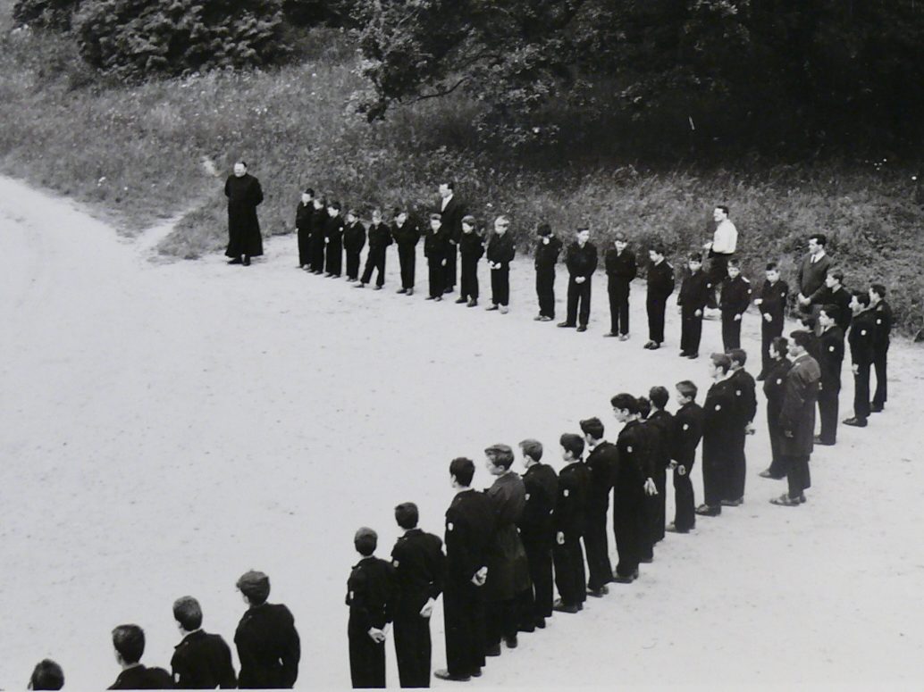 Il s'agit d'une photographie zoomée d'un album photo. On retrouve des adolescents en rang.