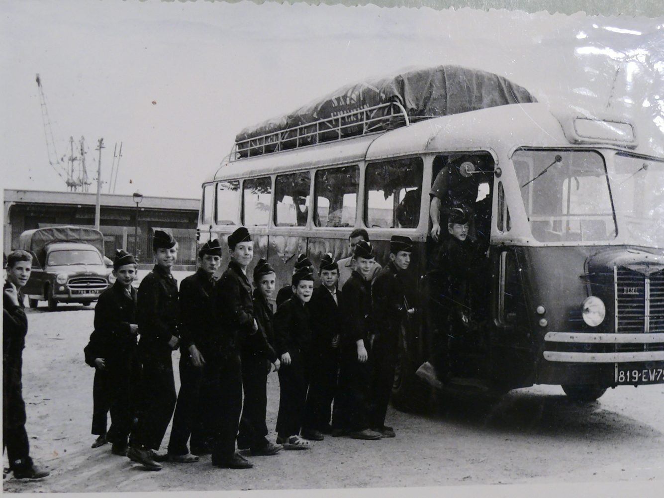 Photographie d'un groupe devant un Bus.
