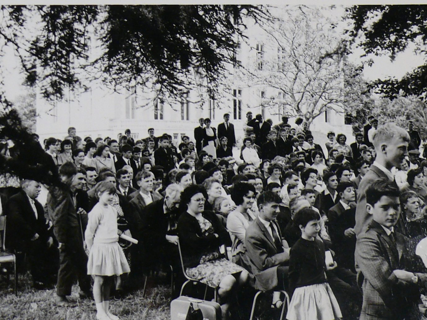 Il s'agit d'une vue d'ensemble des personnes présentes à la Kermesse.