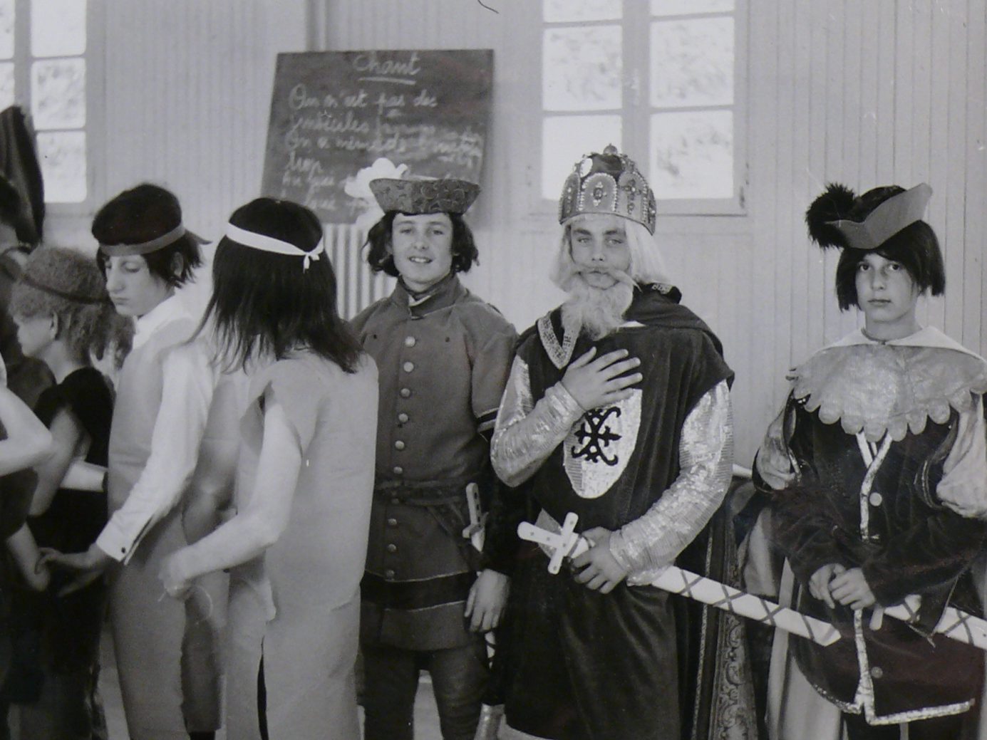 Il s'agit d'une photographie du déguisement de plusieurs personnes.