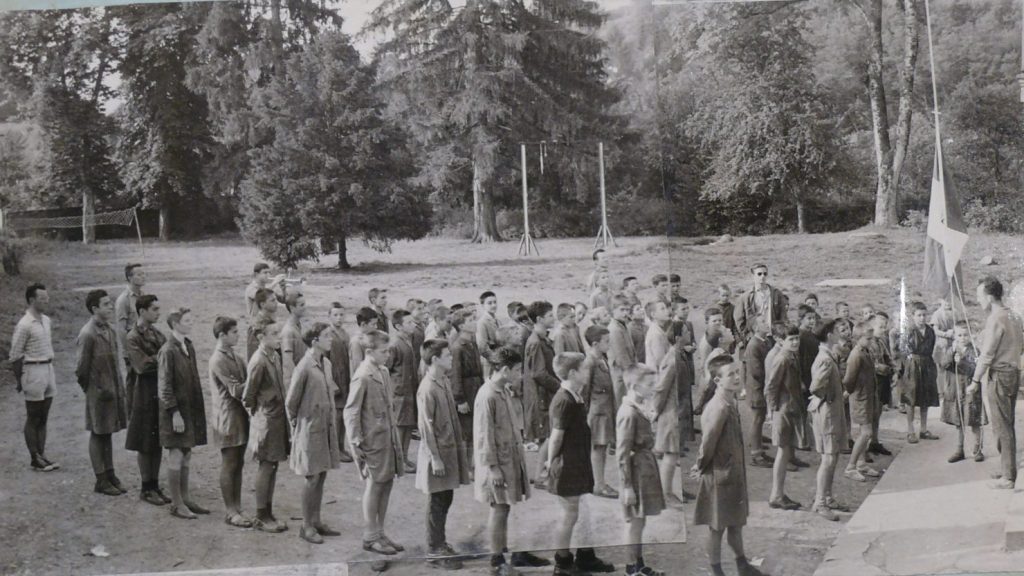 Il s'agit d'une photo de plusieurs rangés d'enfants