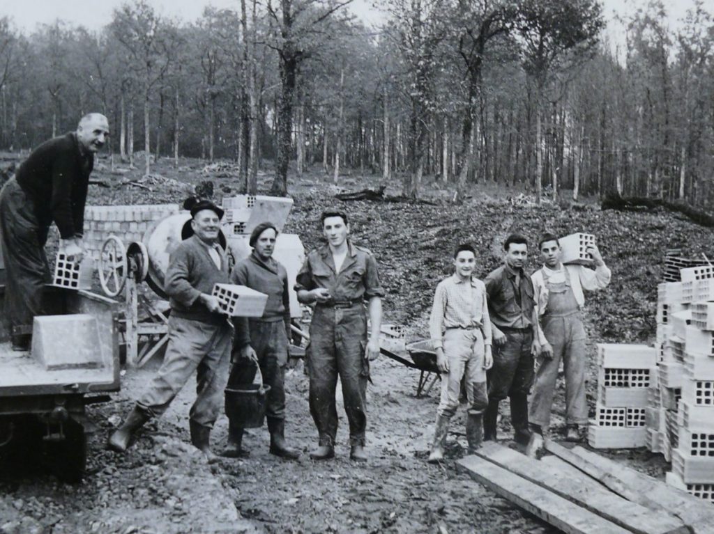 Il s'agit d'une photographie de nombreuses personnes présentes lors des fondations.