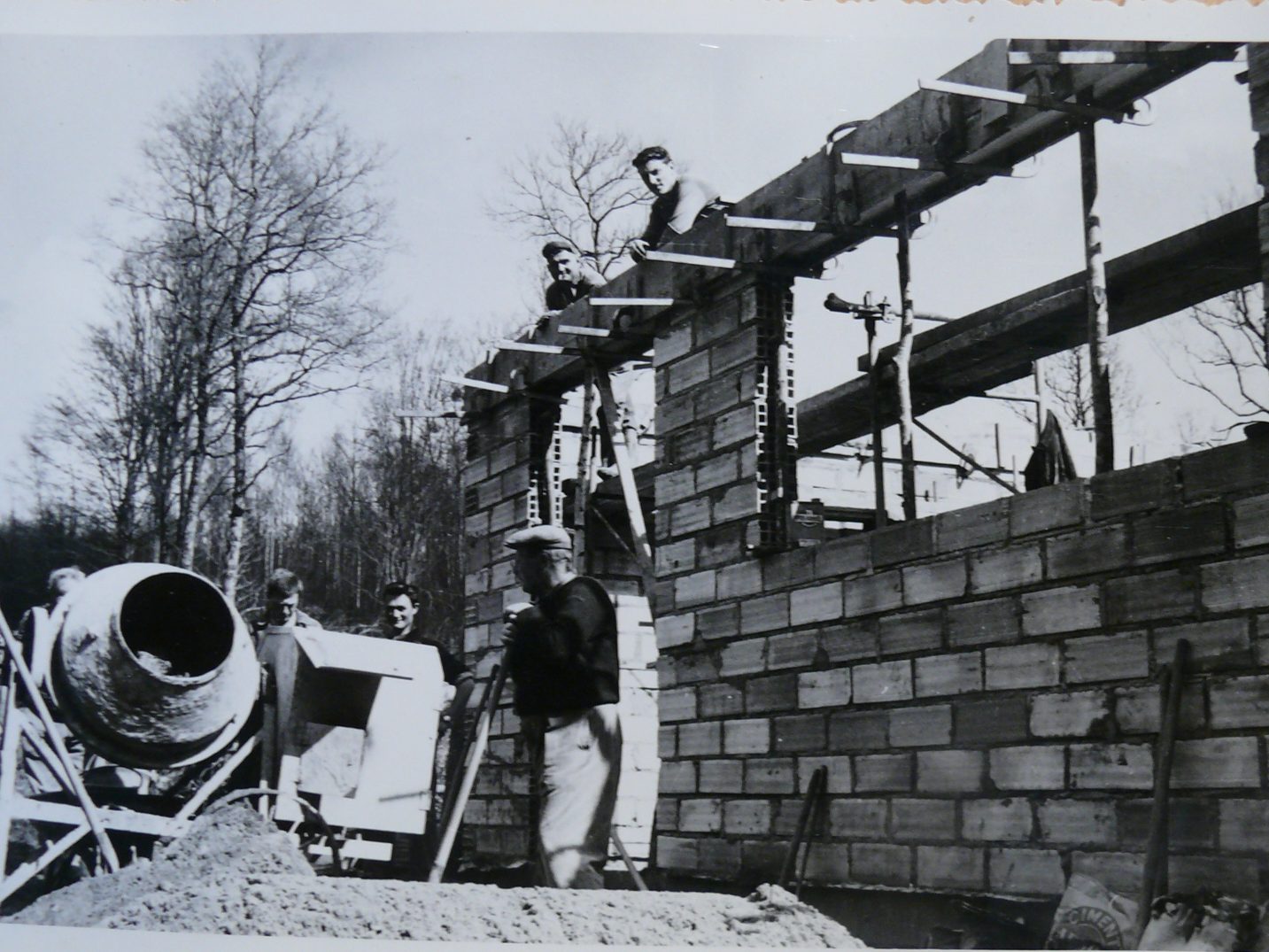 Il s'agit d'une photographie d'un bâtiment en construction.