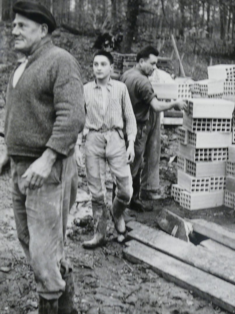 Il s'agit d'une photographie montrant plusieurs hommes dans un chantier.