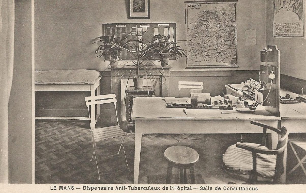 Il s'agit de la photographie du dispensaire anti-tuberculeux de l'Hôpital du Mans. Et plus précisément, de la salle de consultation.